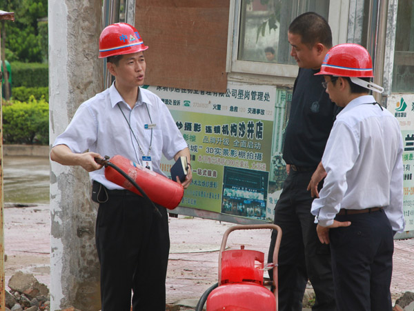 總裁辦領導謝錦平仔細檢查工地消防設備